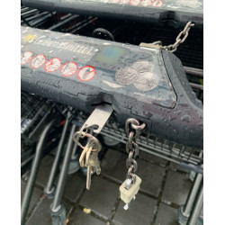 Kovová klíčenka s žetonem a otvírákem lahví